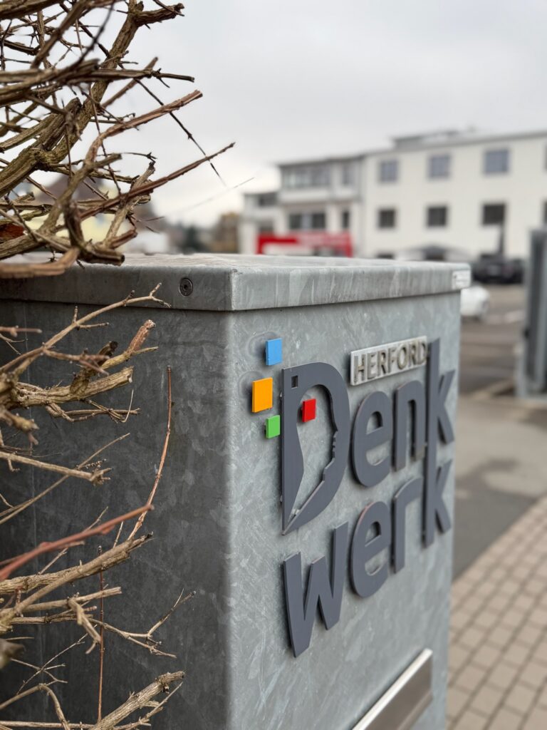 Eingangsschild des Denkwerk Herford mit moderner Beschriftung.